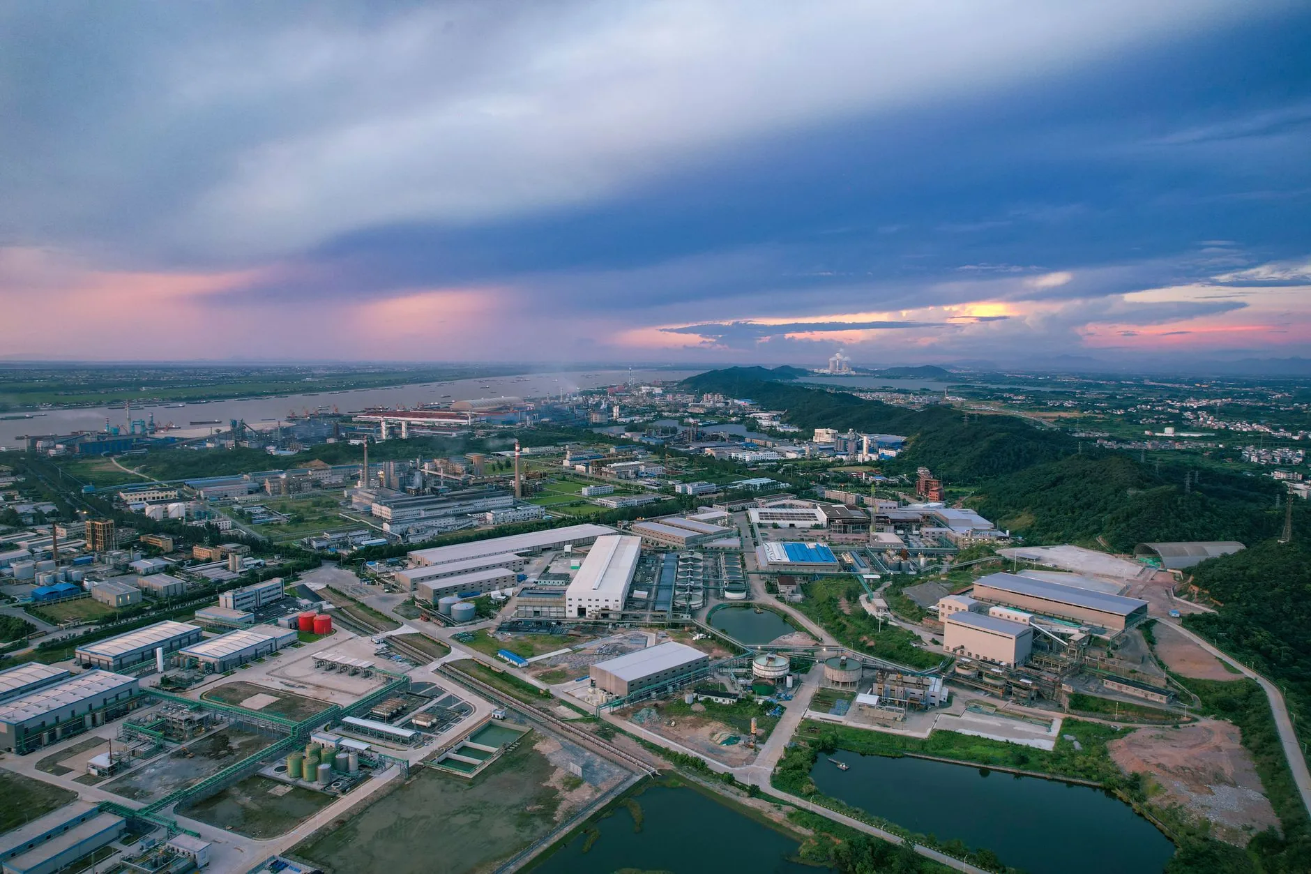 China pode explorar recursos de lítio sob suas fábricas de baterias