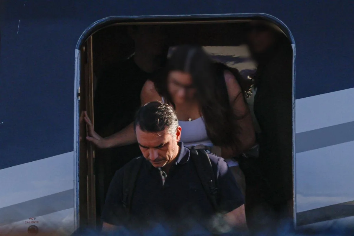 Flávio Bolsonaro apresenta dupla personalidade em fuga do Brasil