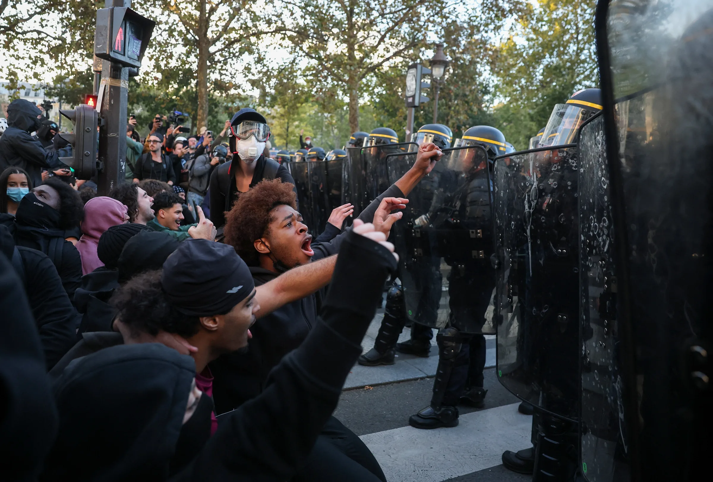 Confronto entre policiais e estudantes durante protestos pela educação em Paris