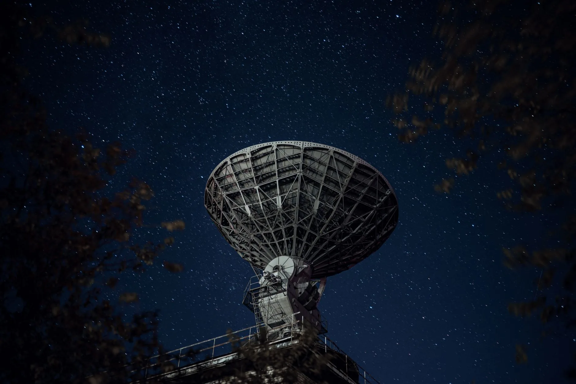 Entenda: Como Radio Telescópios Estão Revolucionando a Localização de Neutrinos Cósmicos
