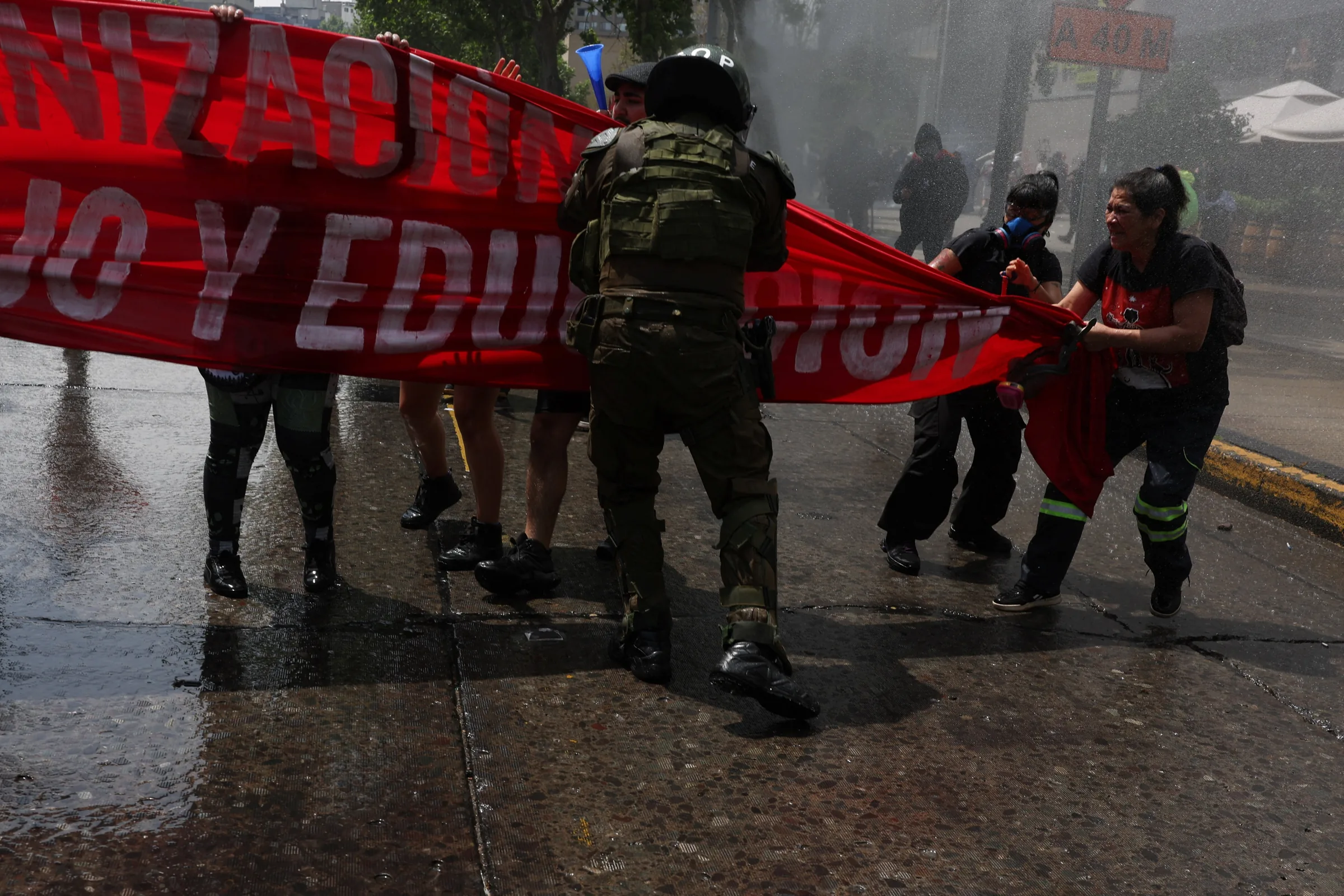 Chile prende mais de cem pessoas em protestos no aniversário da revolta social de 2019