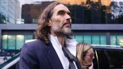 Russell Brand testemunha em tribunal sobre impacto das acusações
