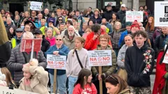 Protestos contra construção de data center em área costeira