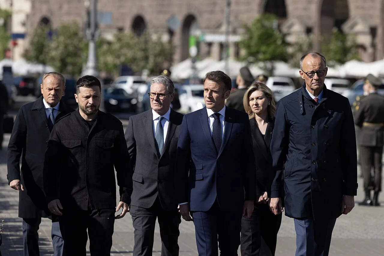 Chanceler alemão visita Kiev durante ataques russos