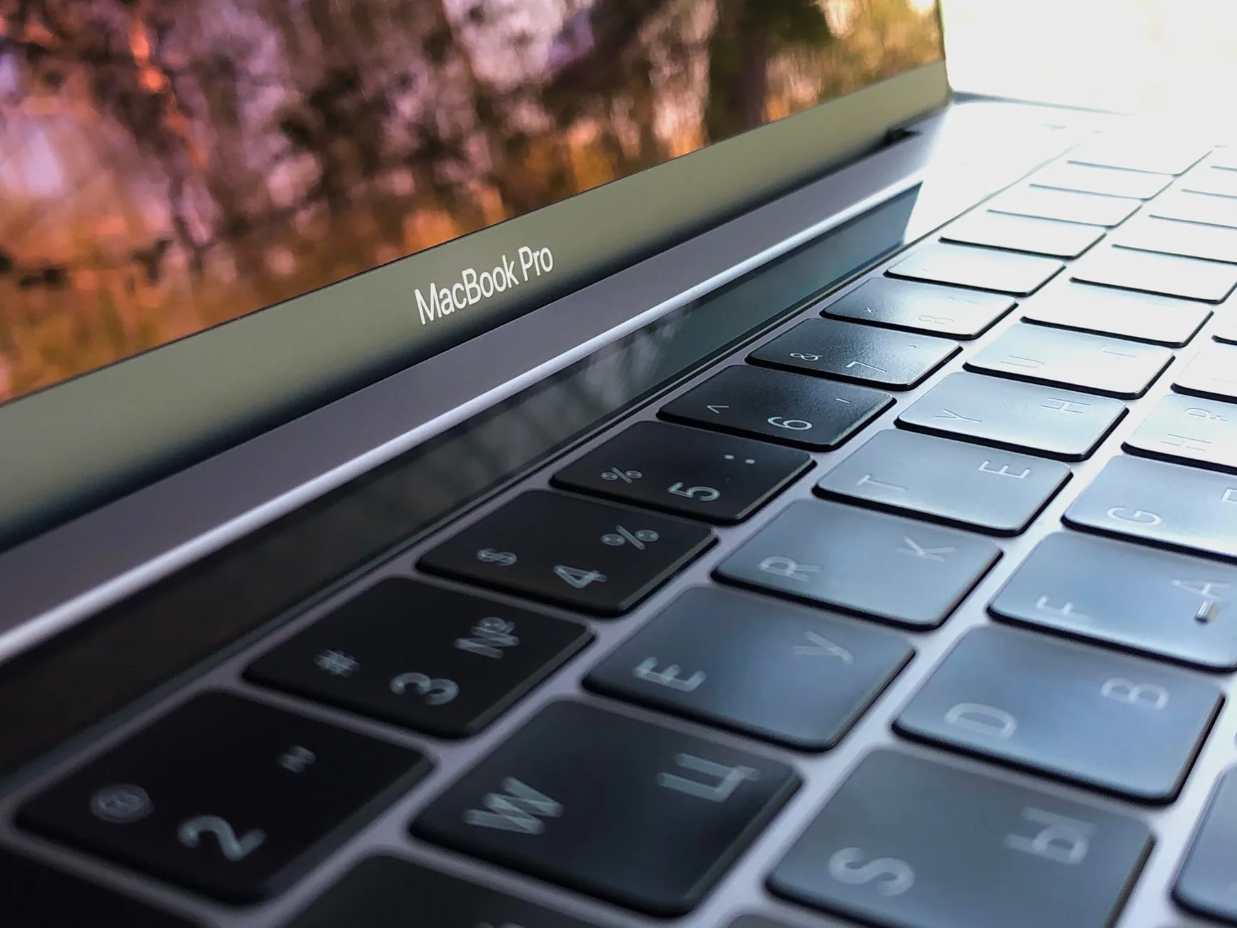 Apple lança novo MacBook Pro com tela sensível ao toque