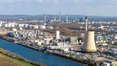 Refinaria britânica ultrapassa limites de poluição toxicamente