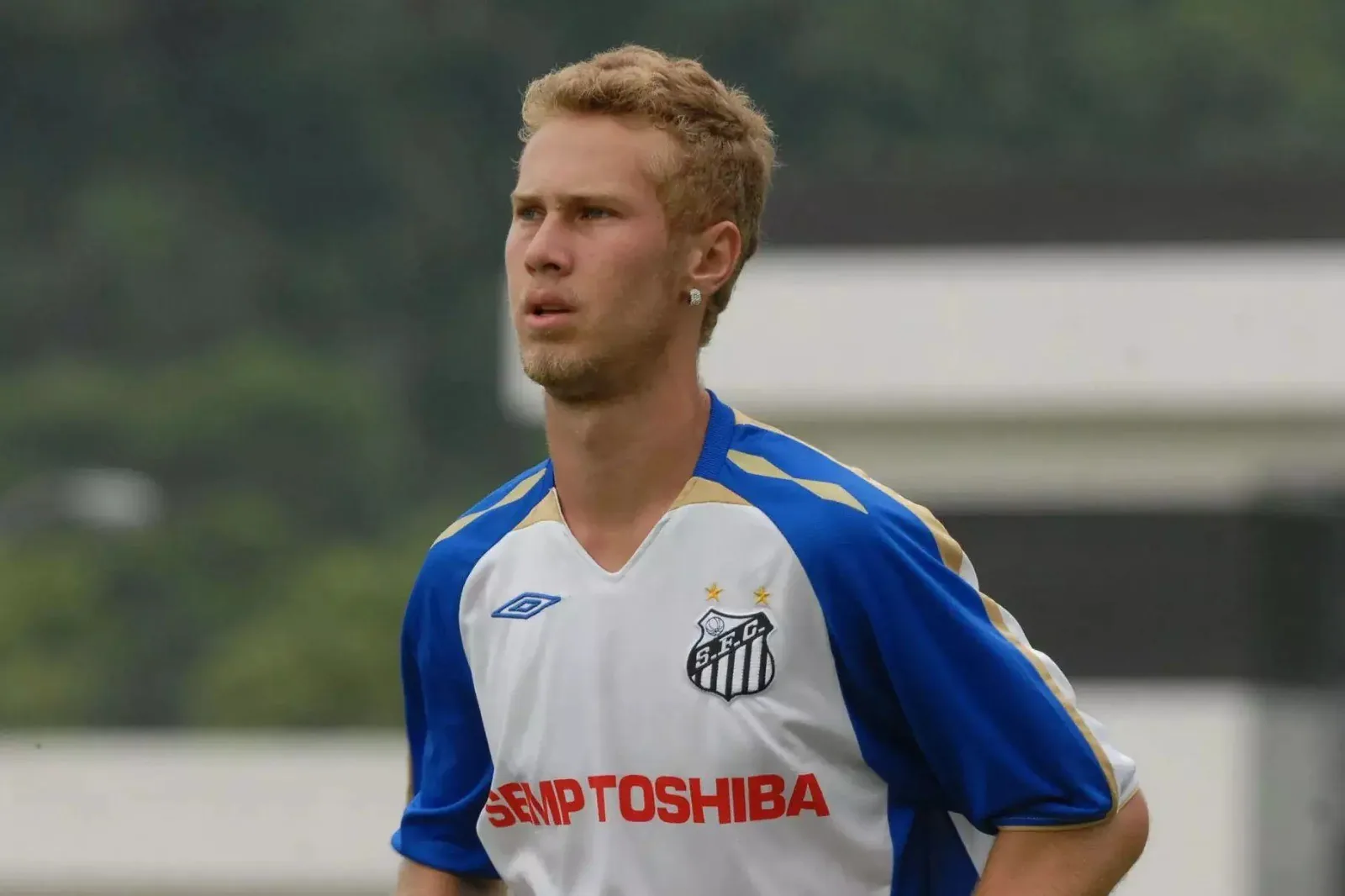Ex-joia do Santos construiu carreira em quatro países e hoje vive o futebol de várzea