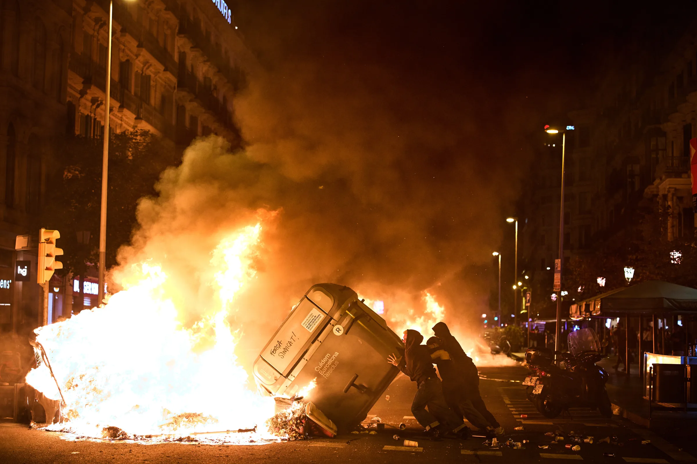 Protesto em Barcelona termina com 100 presos e lojas saqueadas