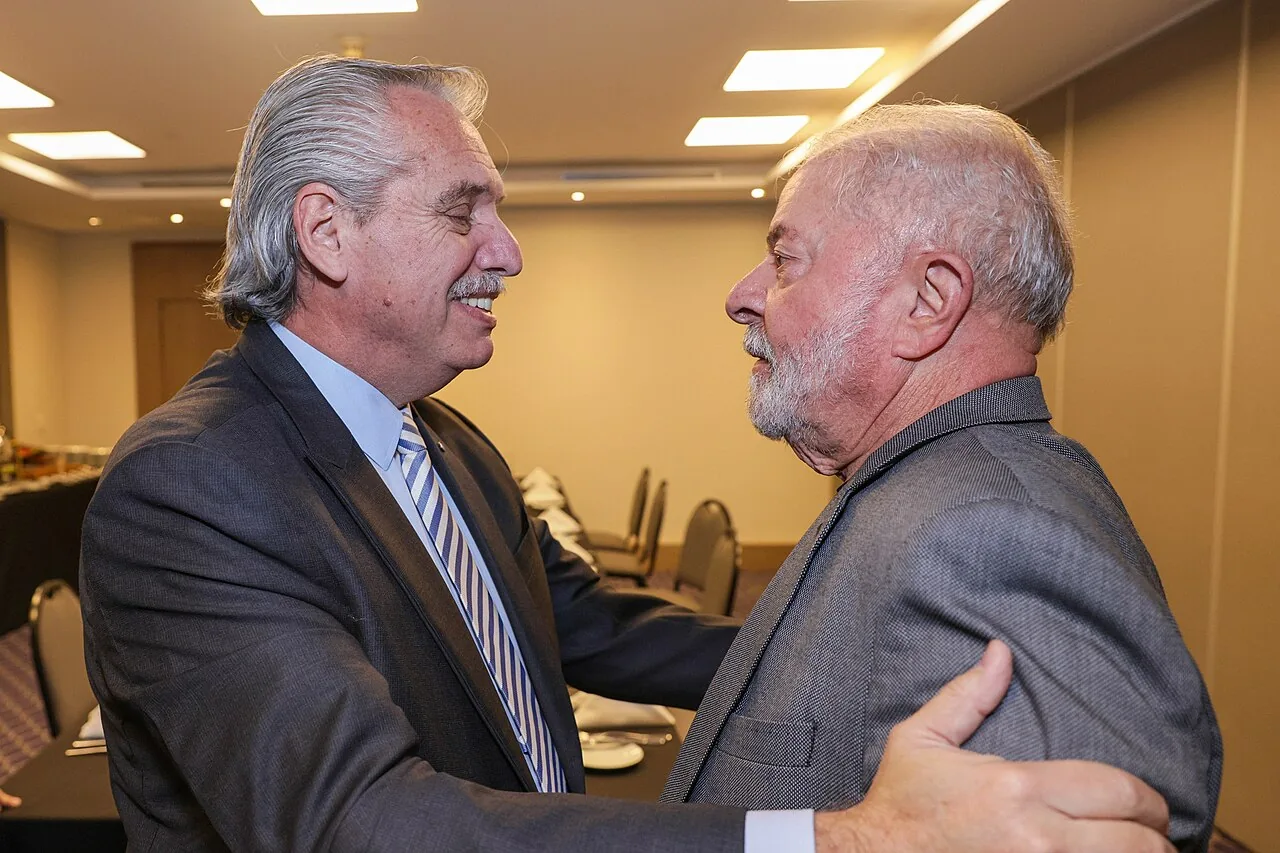 Brasil realiza eleição presidencial apertada entre Lula e Bolsonaro
