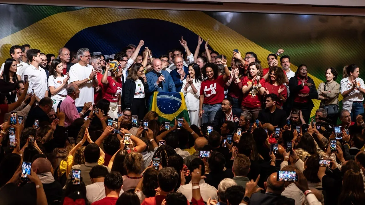 Nordestinos marcam presença no entorno de Lula