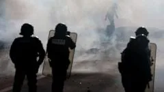 Menino perde mão durante confronto entre estudantes e policiais em França