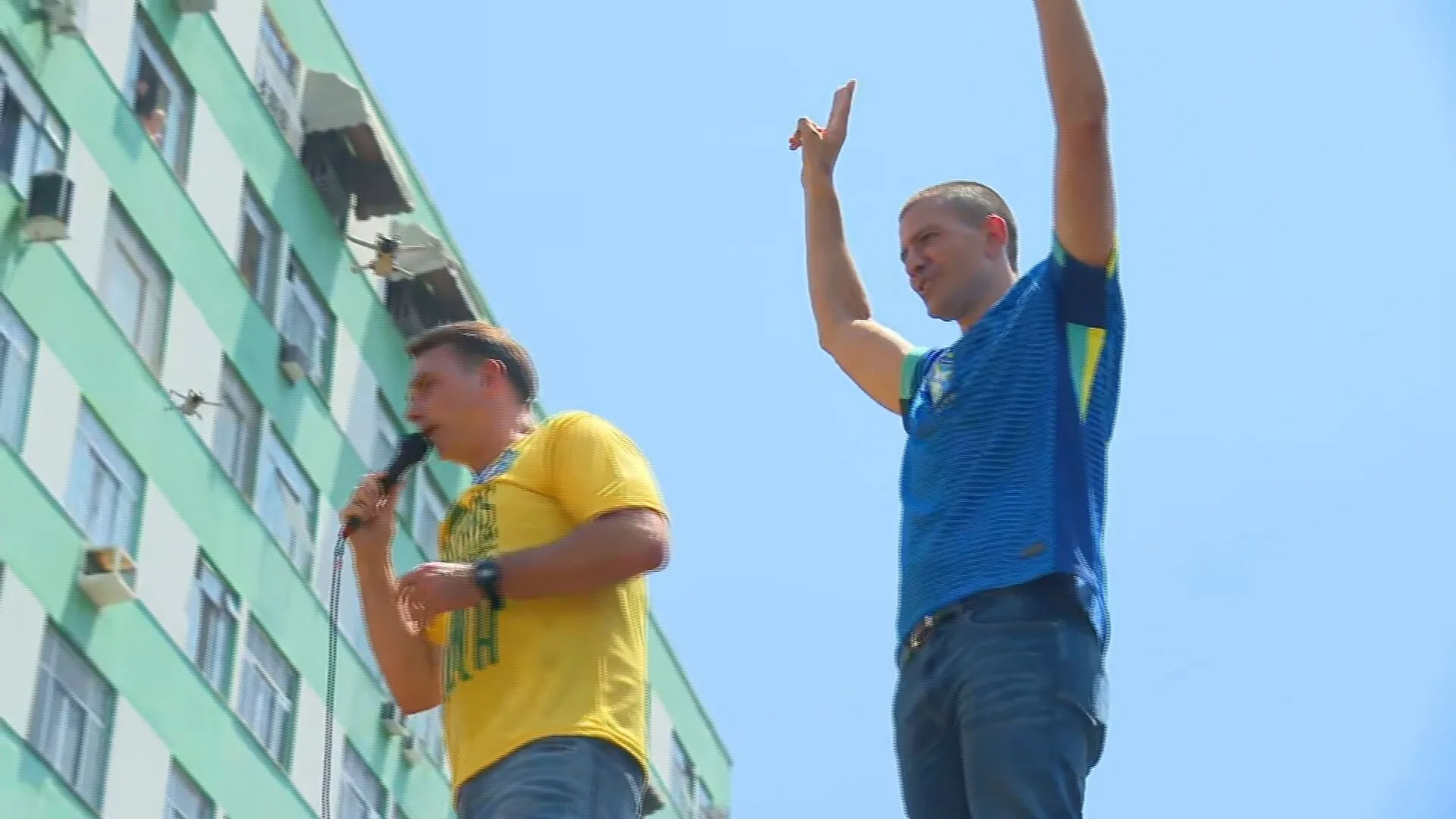 Flávio Bolsonaro promete faixa presidencial e redução da maioridade penal