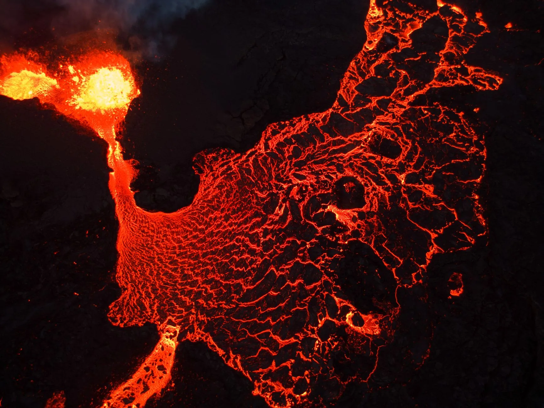 Descobertas revelam sistema de magma complexo sob vulcão próximo a 2 milhões de pessoas