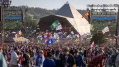 Erro administrativo resulta em vendas excessivas de bilhetes de ônibus para Glastonbury