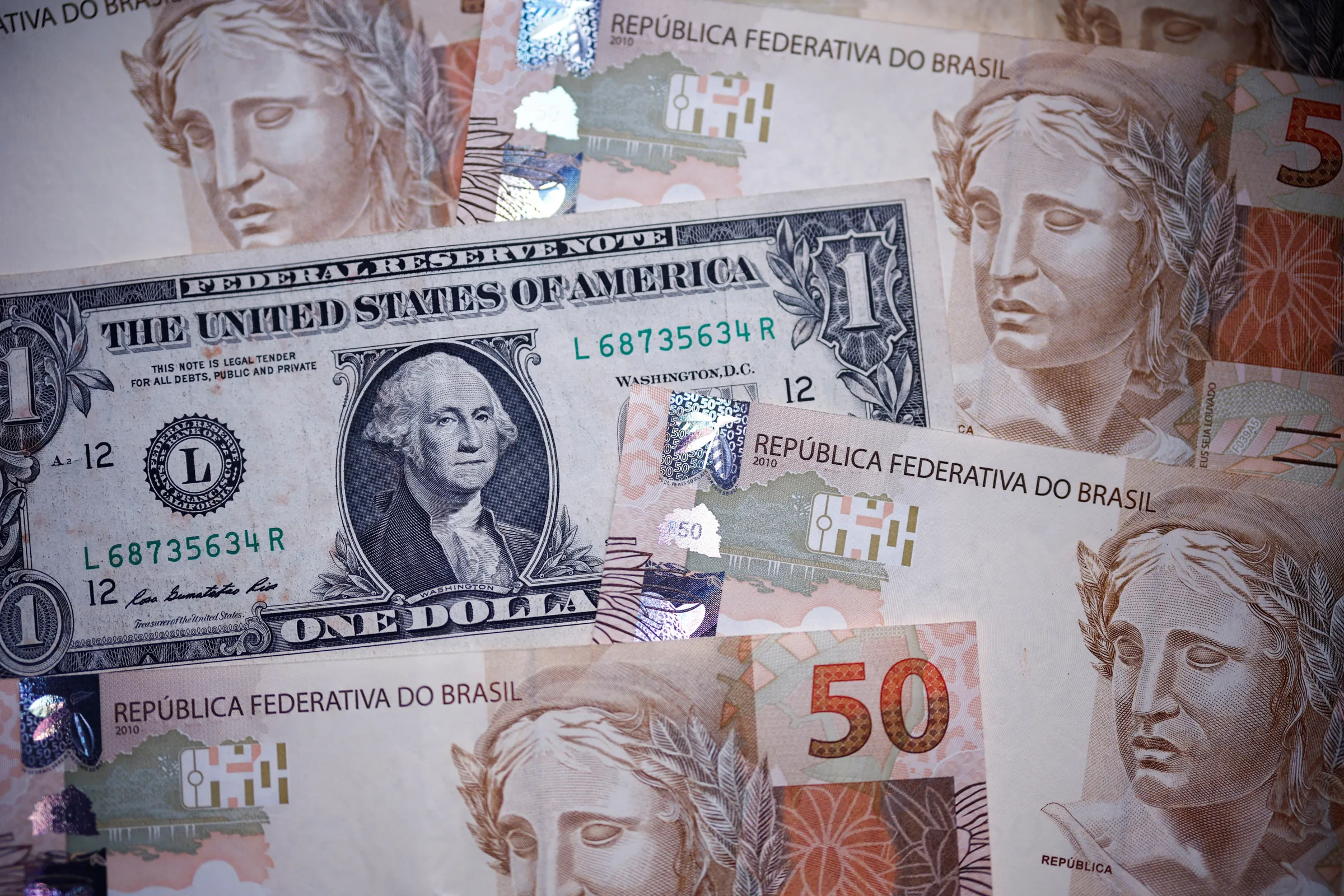Ibovespa opera em queda e dólar sobe