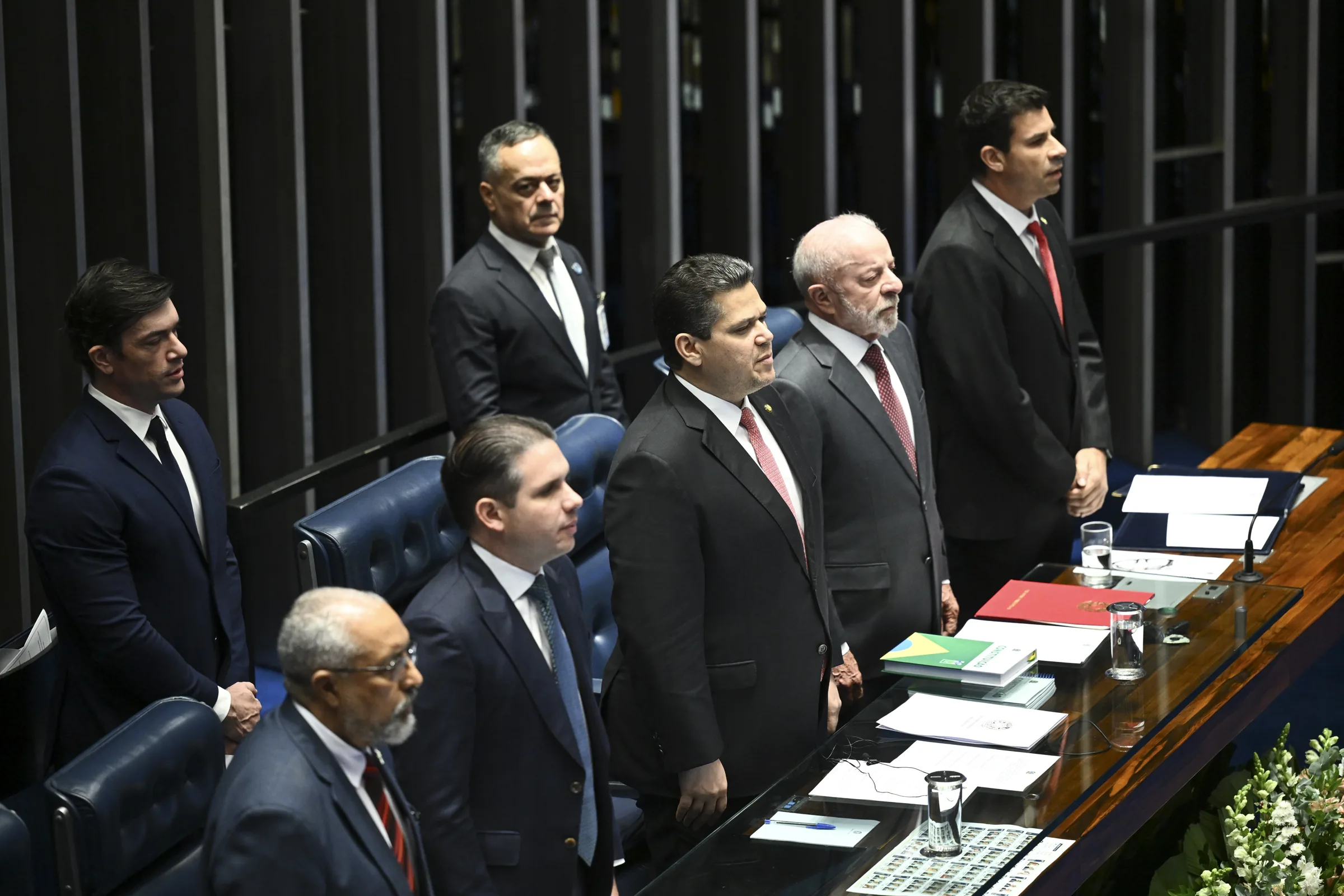 Apesar de votos a favor, apenas um senador da oposição comparece à promulgação da PEC que acaba com a escala 6x1