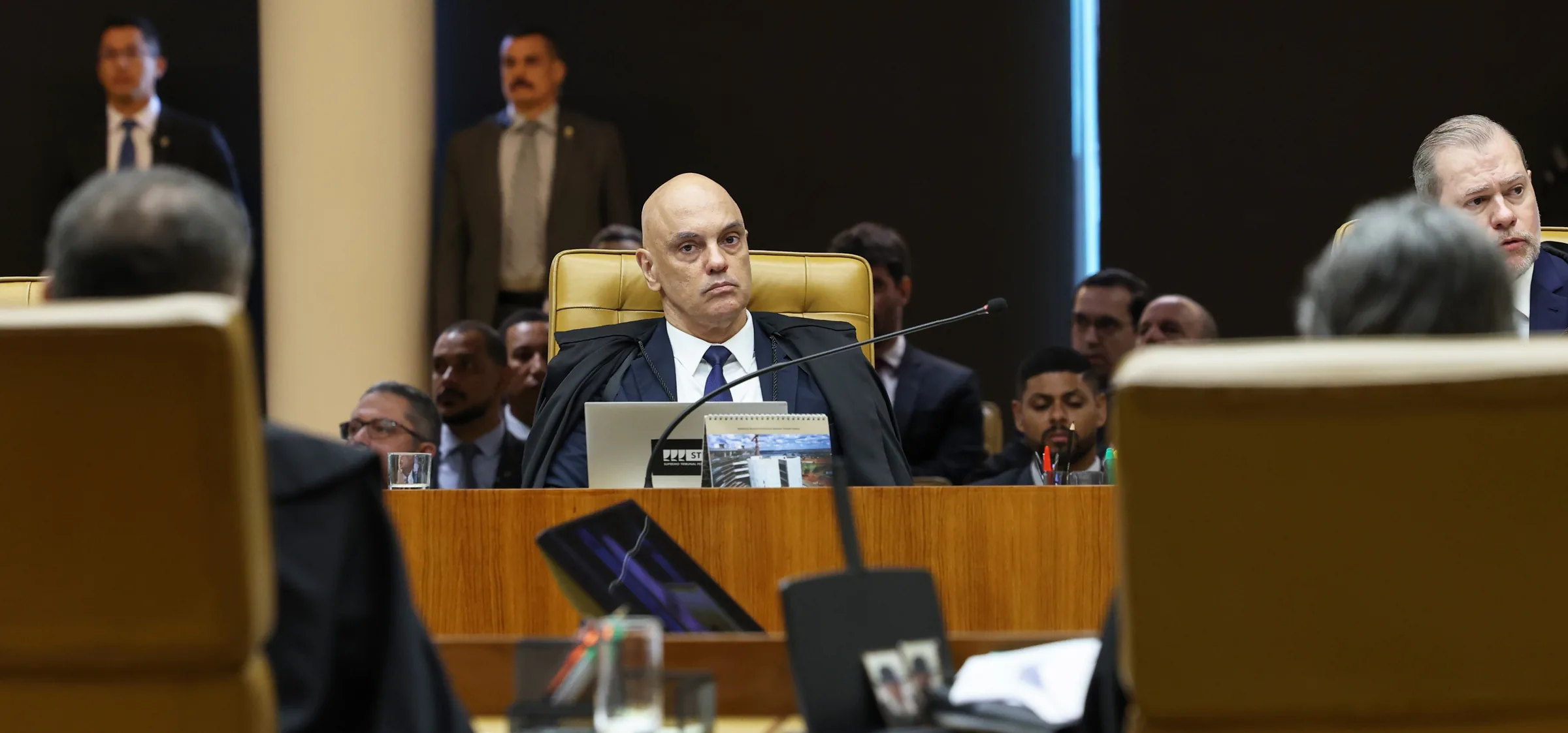 Ministros de Lula e do STF criticam decisões sobre Flávio Bolsonaro