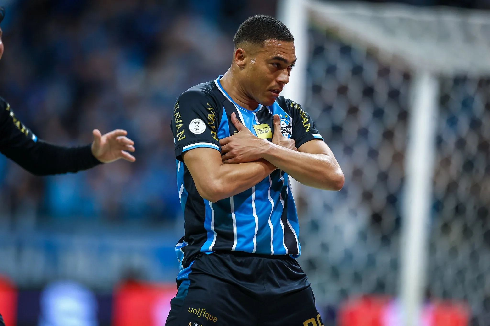 Vasco negocia contratação de Carlos Vinícius