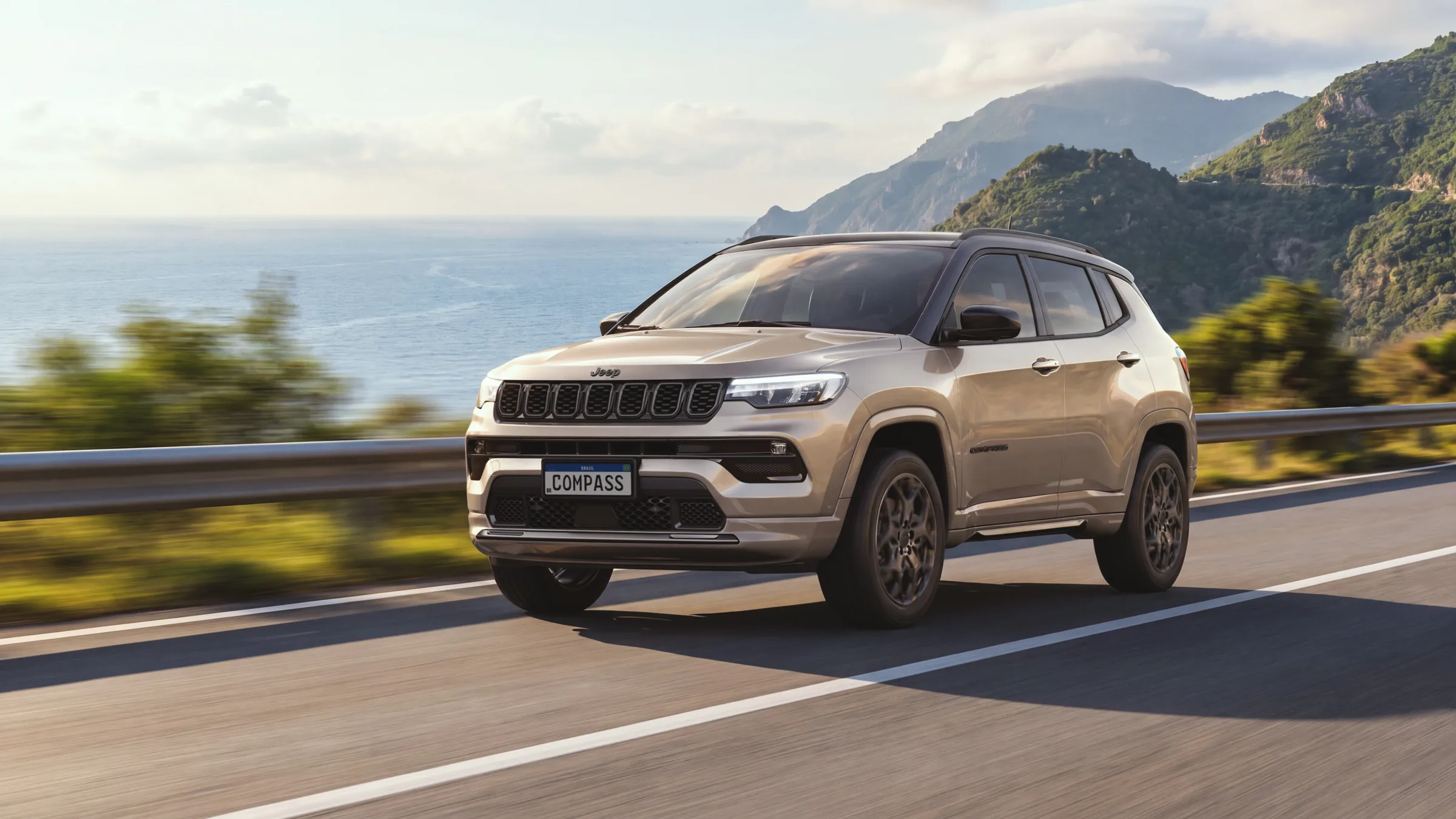 Jeep anuncia Compass 2027 com versões híbridas, mas mantém alto custo e consumo