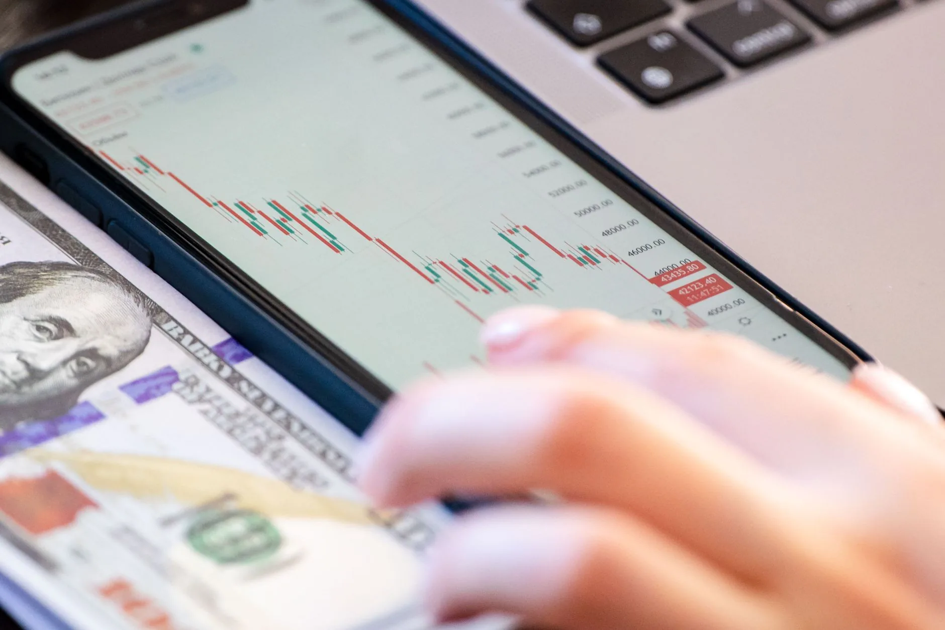 Dólar cai quase 1%, e Ibovespa recua após tombo eleitoral