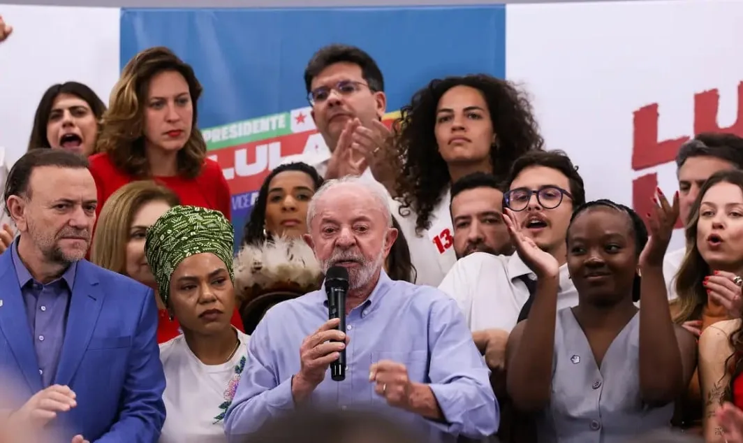 Lula desafia Flávio Bolsonaro sobre redução da jornada de trabalho