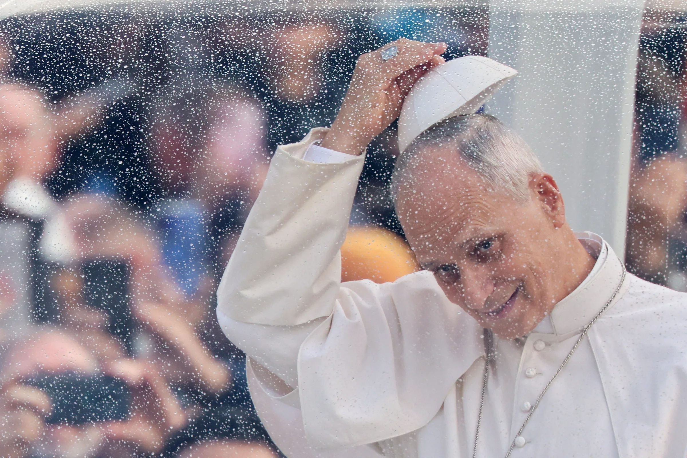 Papa Leão XIV passeia de papamóvel e é ovacionado em 1ª audiência no Vaticano após cirurgia para retirada de câncer