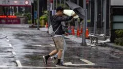 Typhoon Champi causa cancelamentos de voos e interrupções nas operações em Taiwan