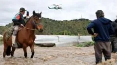 Moradores resgatados por helicóptero após inundações em Chile