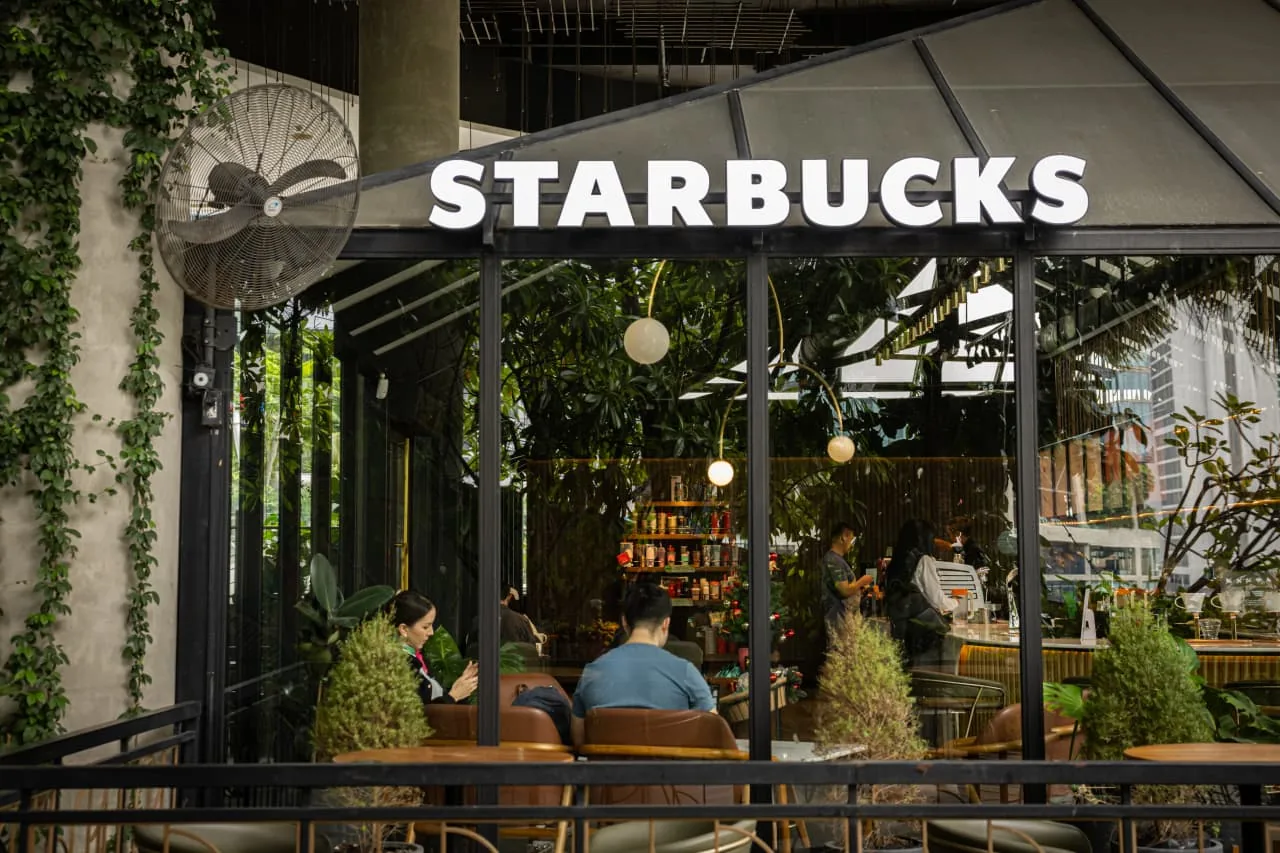 Starbucks registra superação de expectativas, mas ações ainda caem