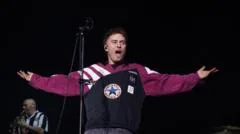 Sam Fender adia pré-venda após ataque de robôs