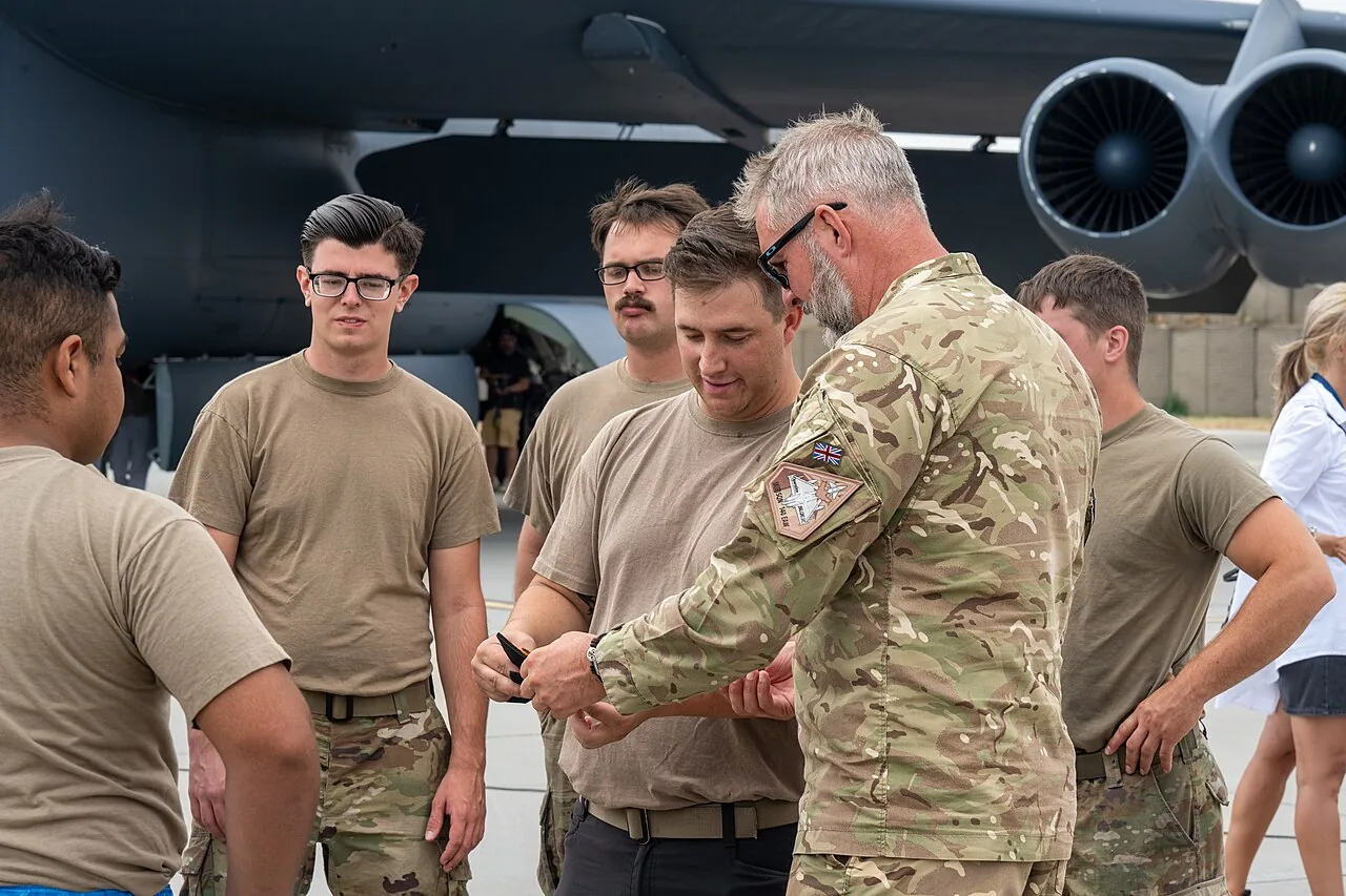 Forças aéreas americanas deixam base britânica após suspeita de terrorismo