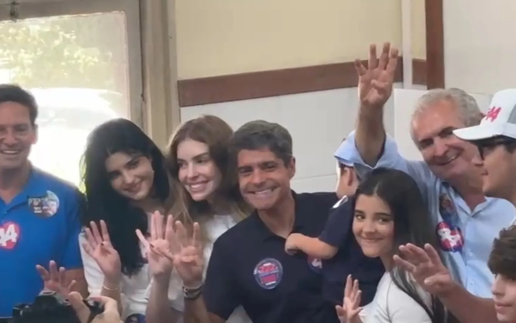 ACM Neto vota em Salvador
