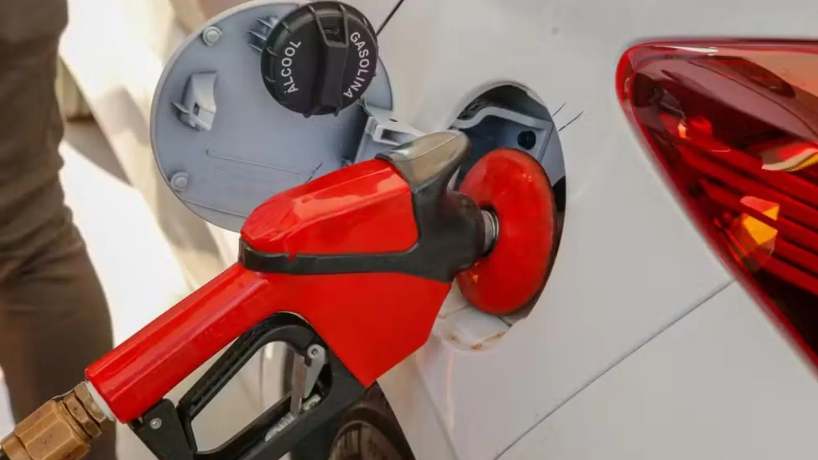 Governo libera R$ 7,5 bilhões para segurar preço do diesel e zera tributos sobre gasolina