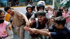 Protestos liderados por jovens são reprimidos em Delhi