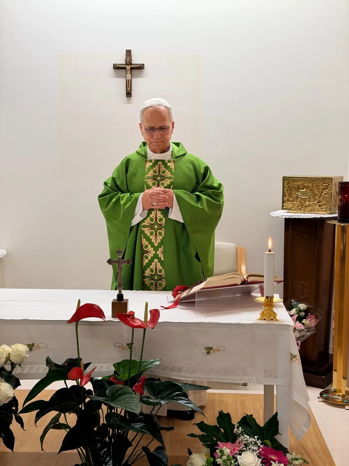 Vaticano divulga primeiras fotos de papa Leão XIV após cirurgia