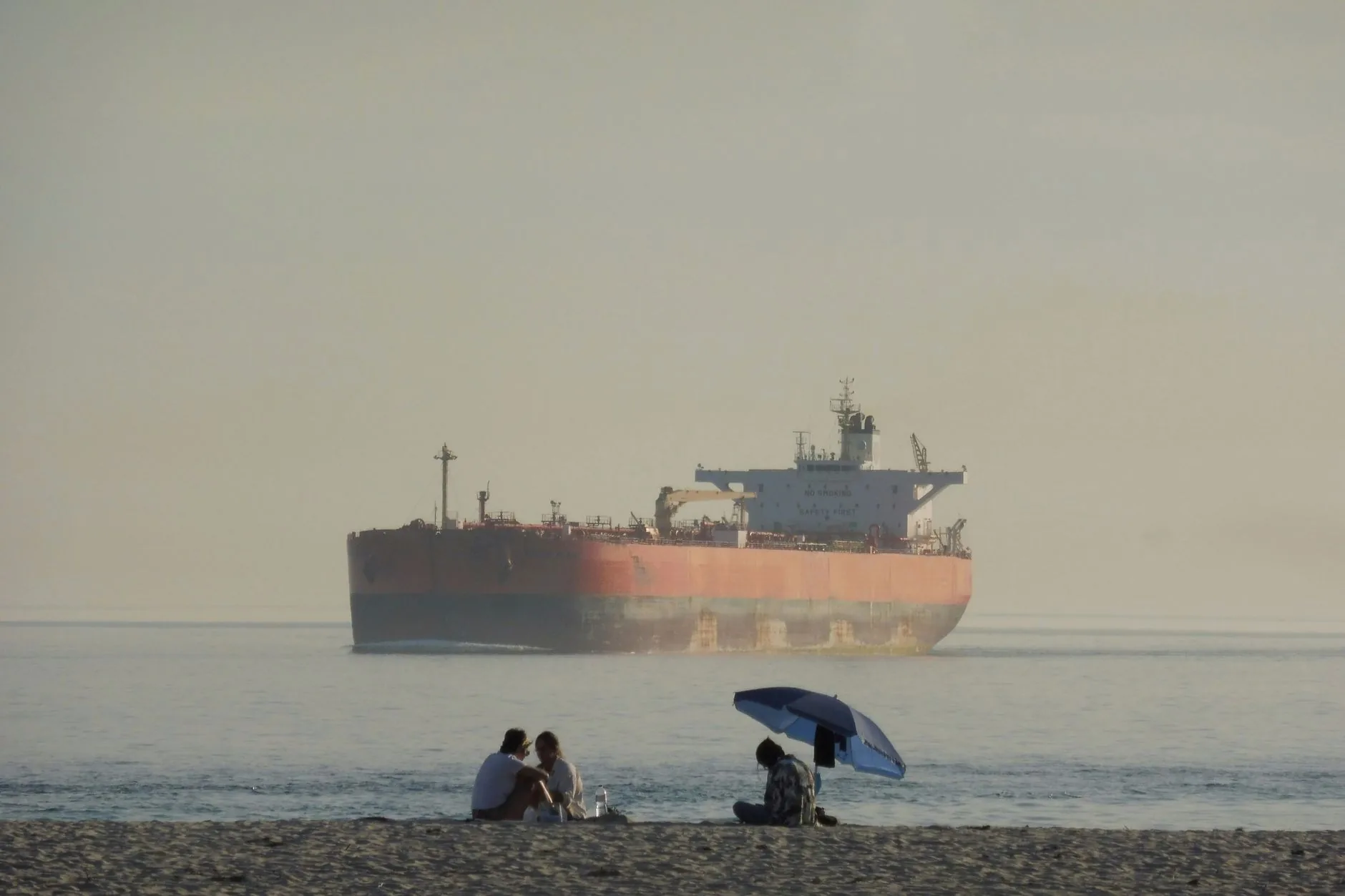 Preços do petróleo seguem altos após ataques em estraito de Hormuz