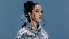 Artista lança álbum de estreia após bilhão de streams