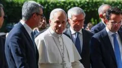 Papa Leo XIV se recupera bem após cirurgia