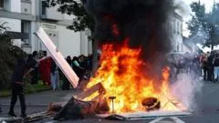 Protestos educacionais em França enfrentam confrontos com policiais