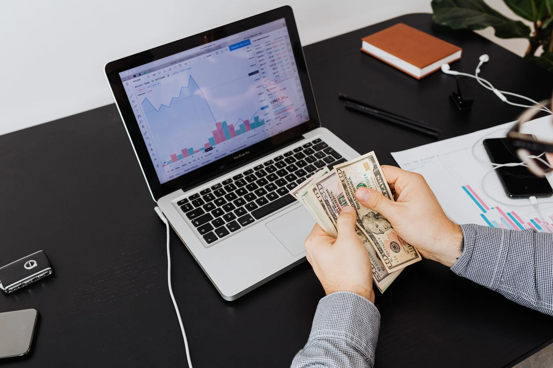 Dólar abre em alta com foco na decisão de juros do Fed