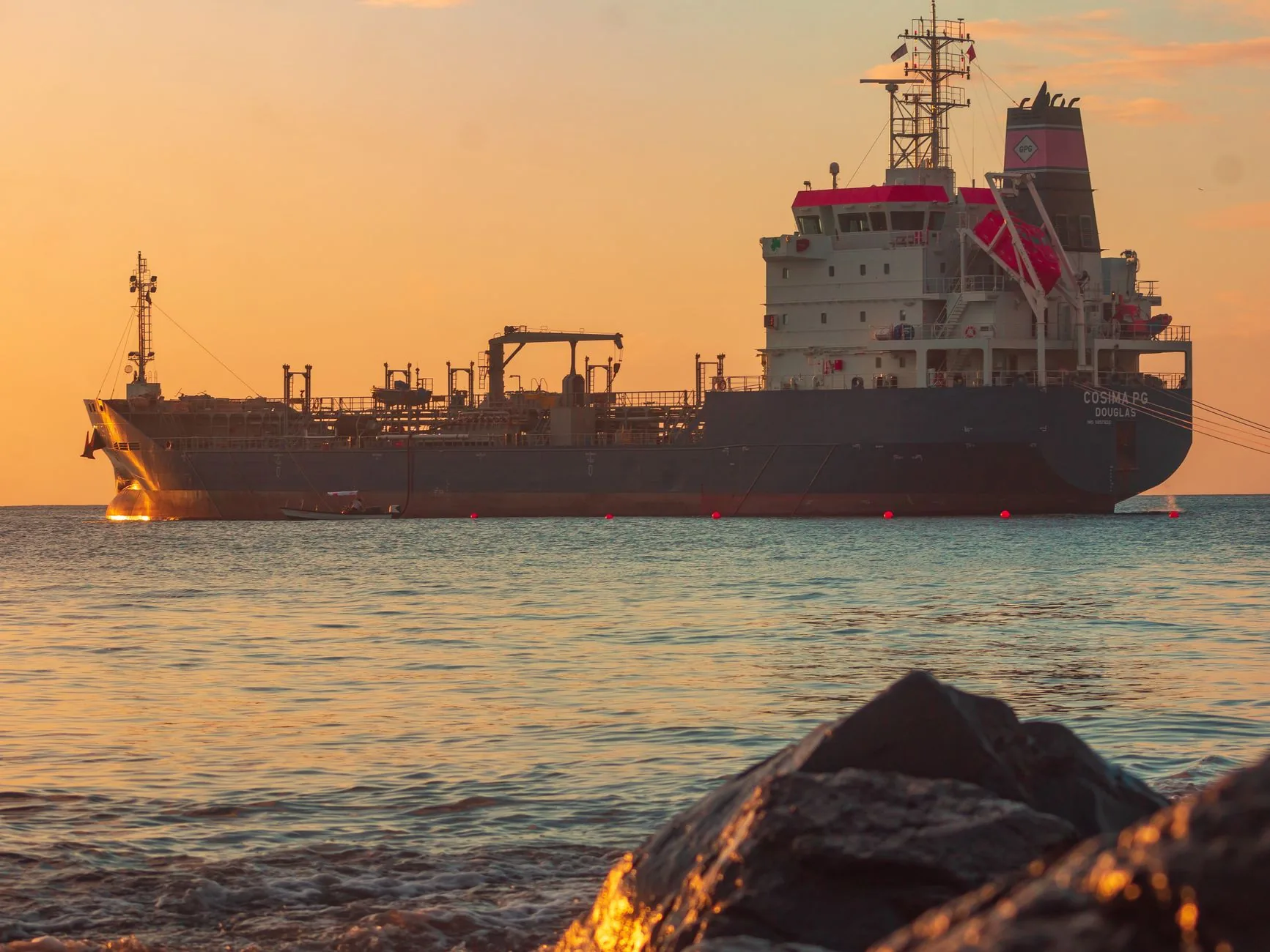 Preços do petróleo sobem após ataques em estraito de Hormuz
