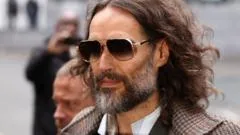 Mulher afirma ter dito a Russell Brand que foi tratada como animal