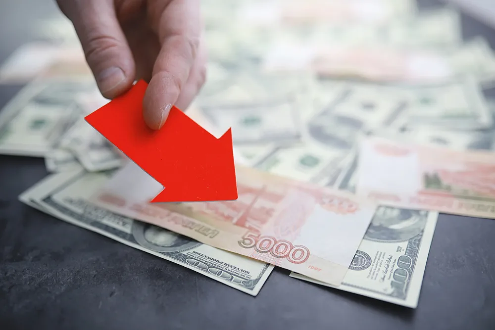 Dólar abre em queda após primeiro turno das eleições