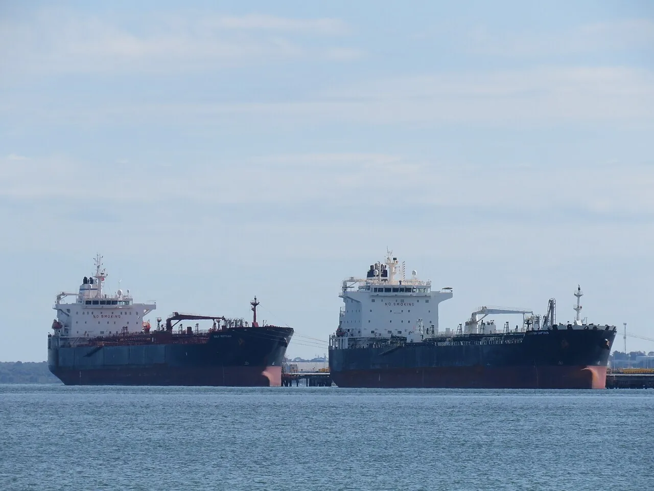 Bloqueio dos EUA impede saída de navios carregados de petróleo iraniano