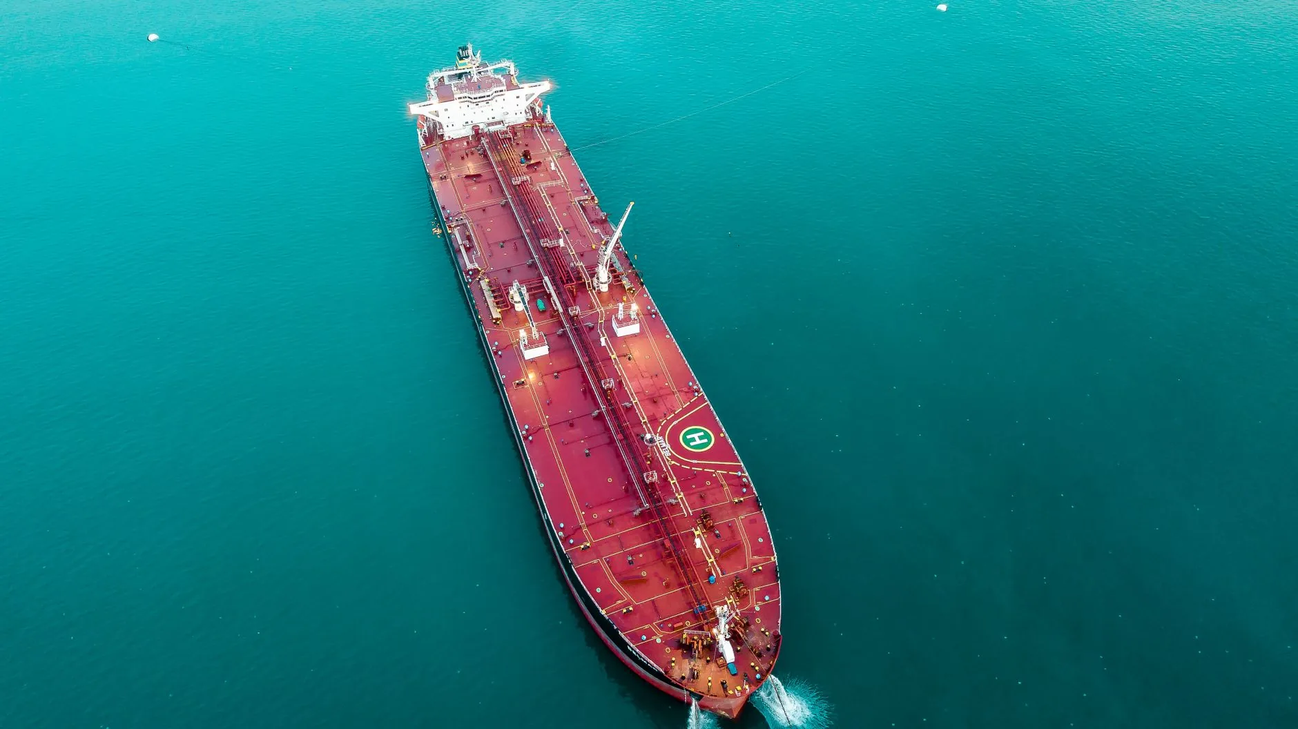 Mercado de Petróleo Tensa com Ataques a Navios e Redução de Estoque