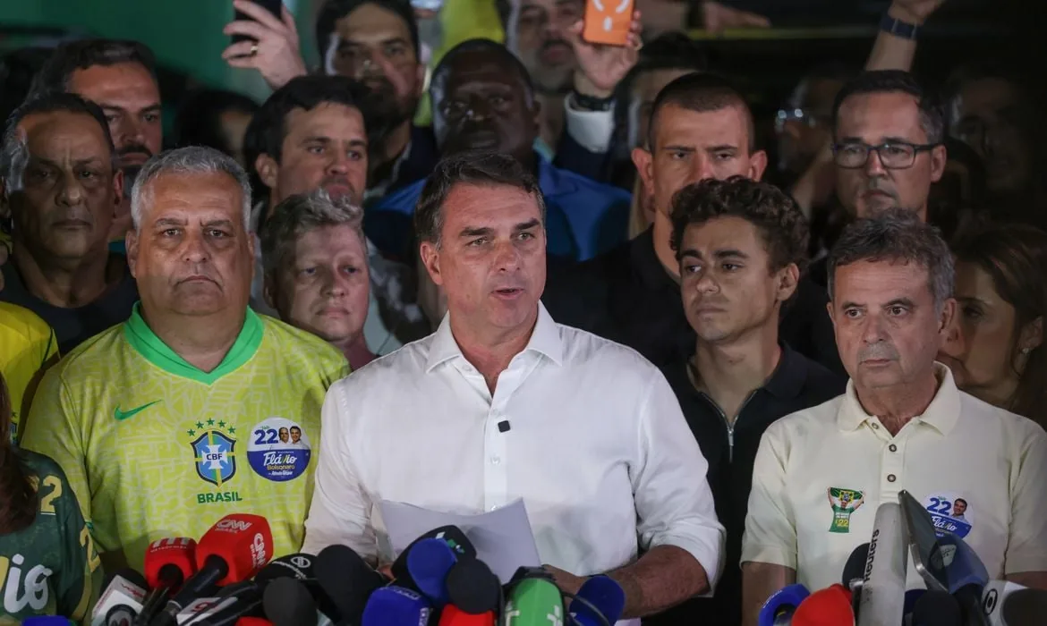 Flávio Bolsonaro busca asilo político nos EUA