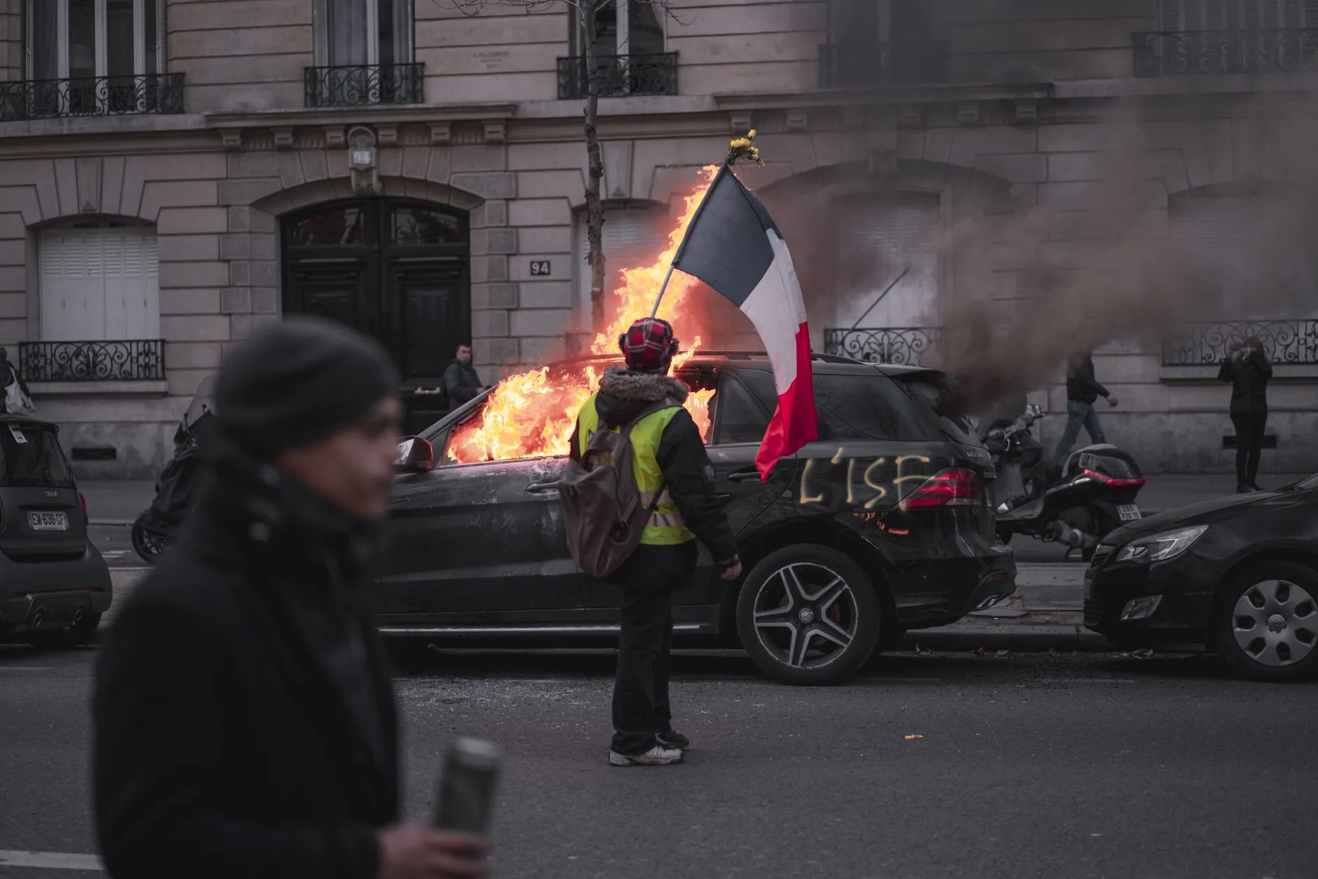 Franceses enfrentam curfews parciais após protestos