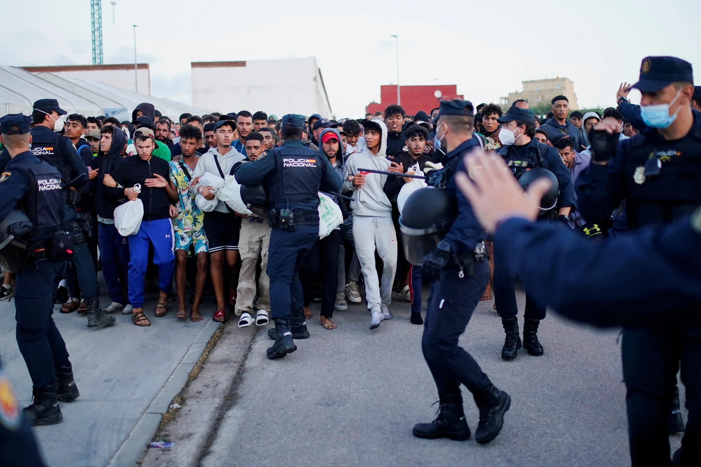 Polícia espanhola remove último acampamento de imigrantes em Ceuta