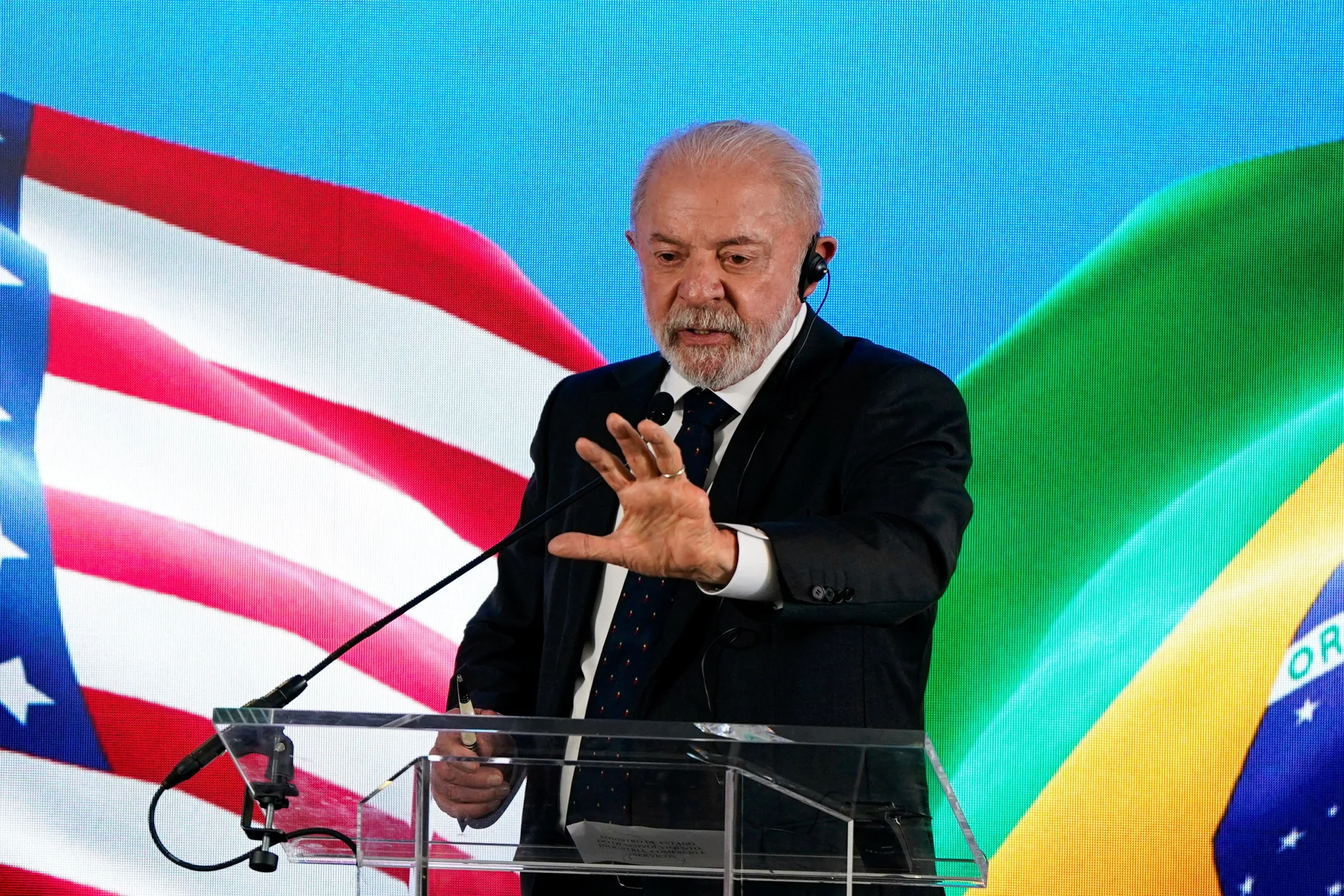 Governo Lula evita transformar em crise ajuda da Casa Branca para fuga de Flávio Bolsonaro