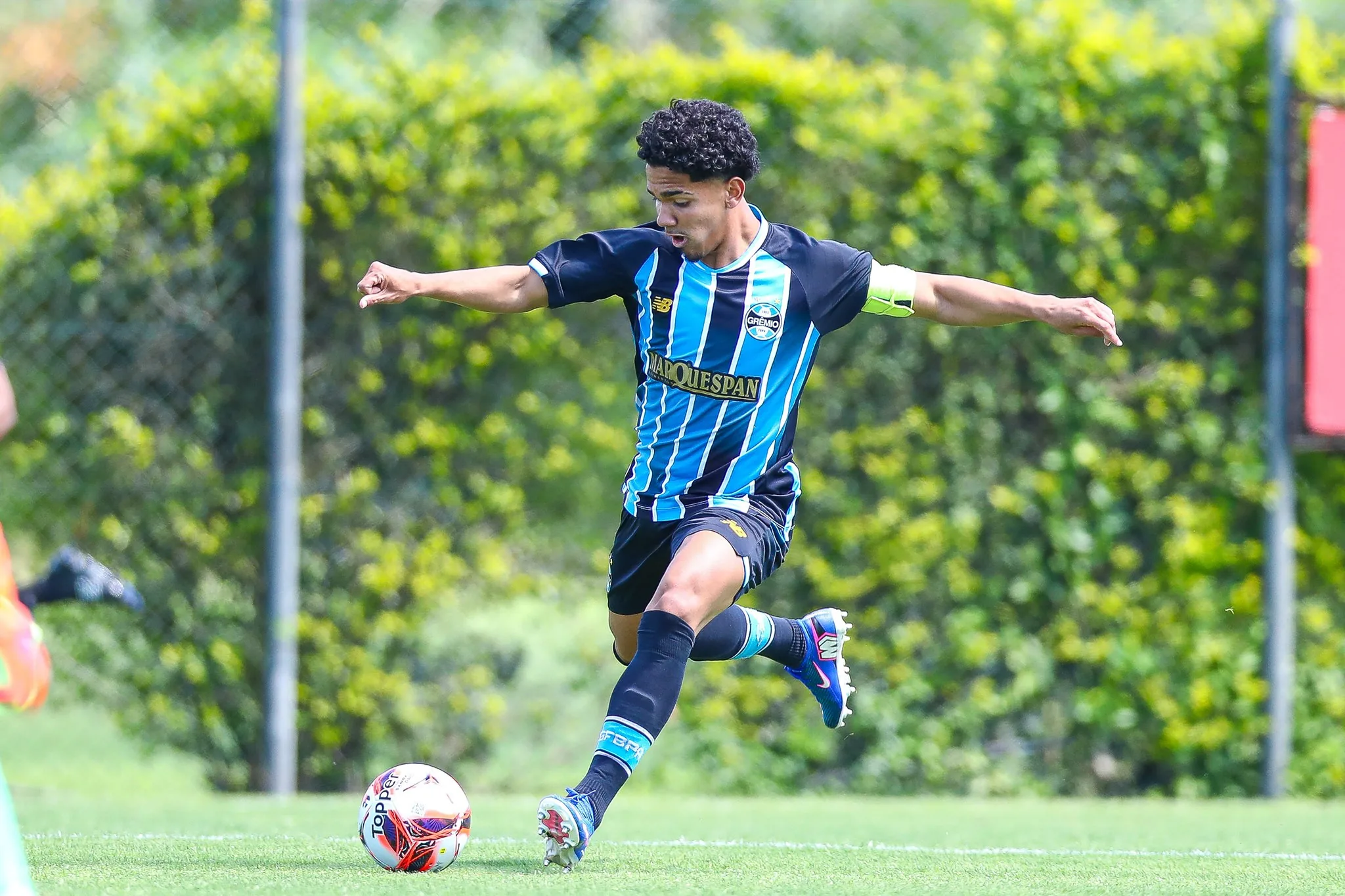 Meia-atacante João Borne é chamado pela primeira vez para time profissional do Grêmio